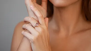 Platinring mit zentralem Edelstein